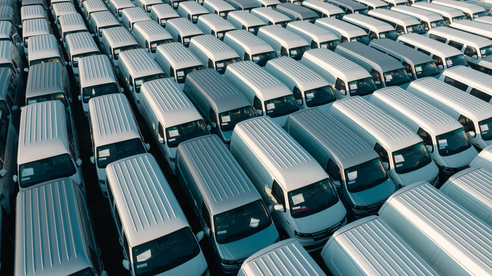 Frota de carros alinhada em pátio